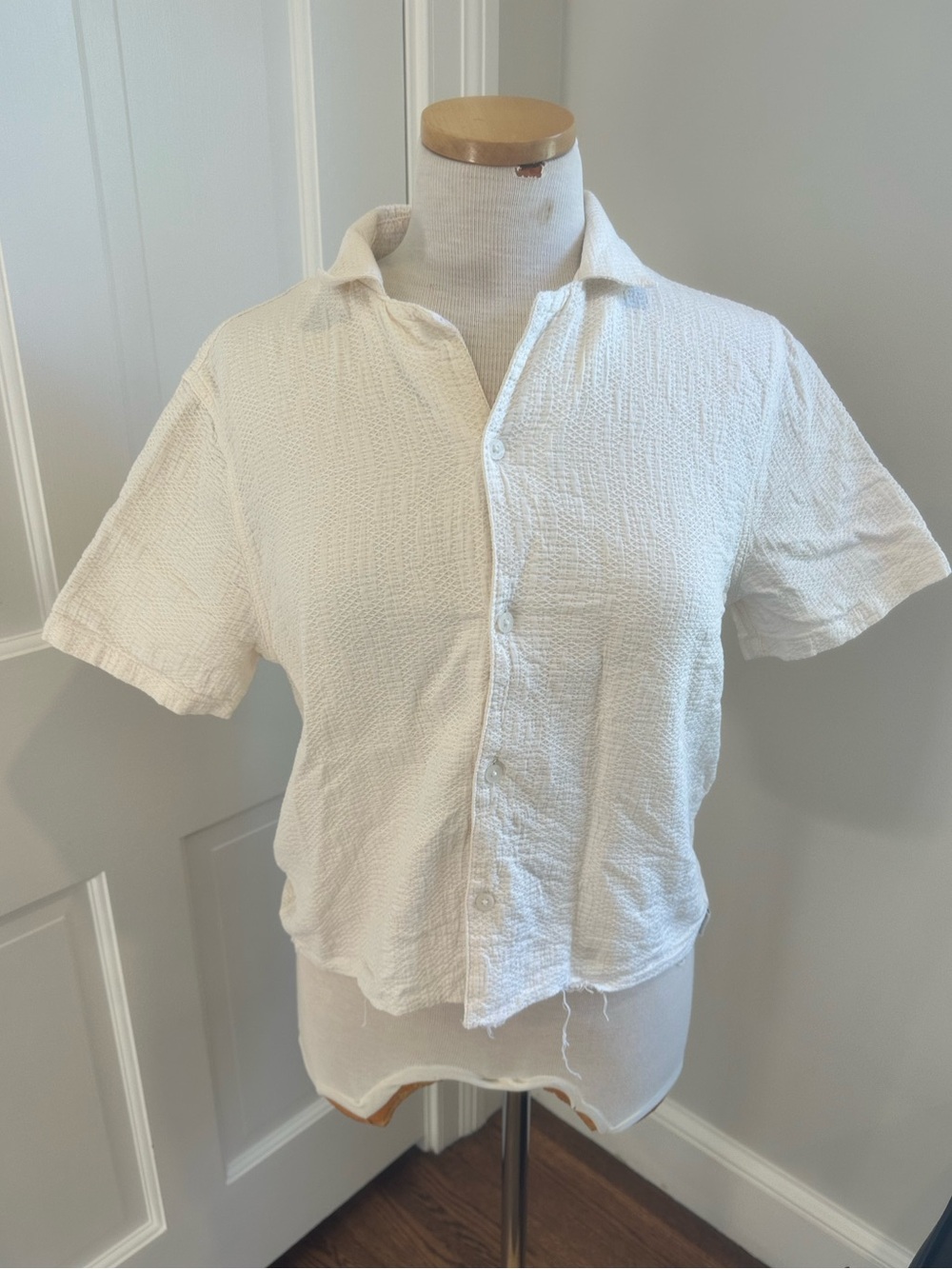 Hollister Women’s Short Sleeve Buttondown Shirt Beachy Ivory Distressed Hem XS